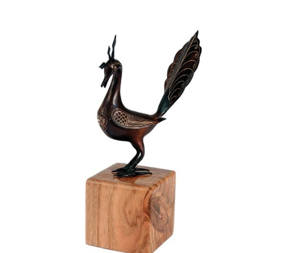 تصویر  تندیس نقره کوب طرح طاووس نقره کوب با پایه چوبی