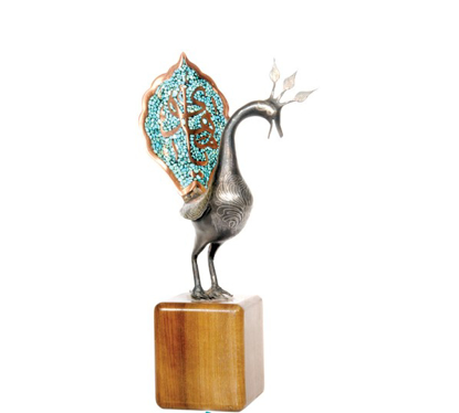تصویر  تندیس فیروزه کوب طرح طاووس با پایه چوبی